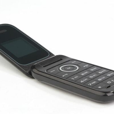 5 popular flip phones for seniors